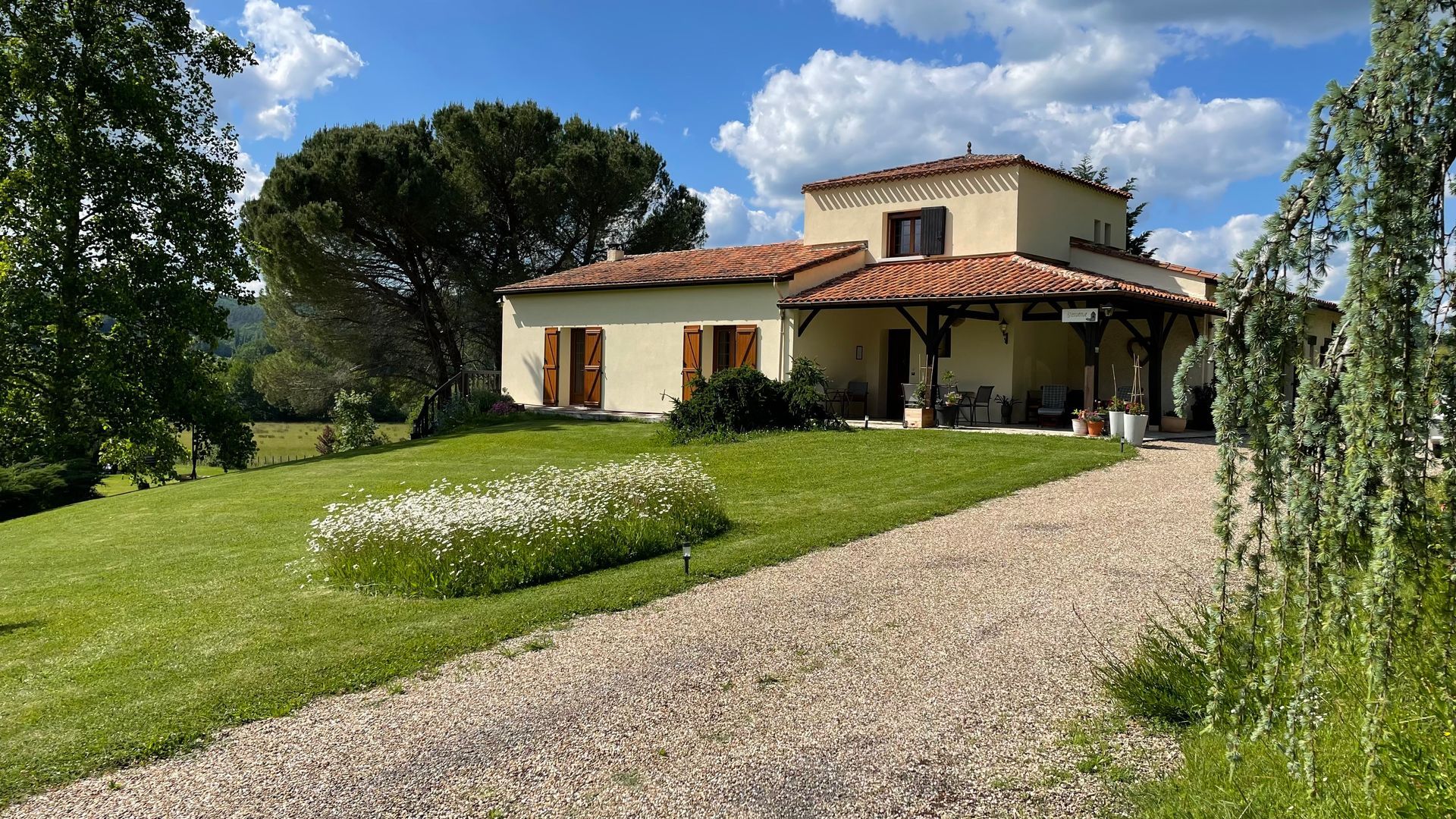 Maison principale, vue côté sud entrée et jardin fleuri.