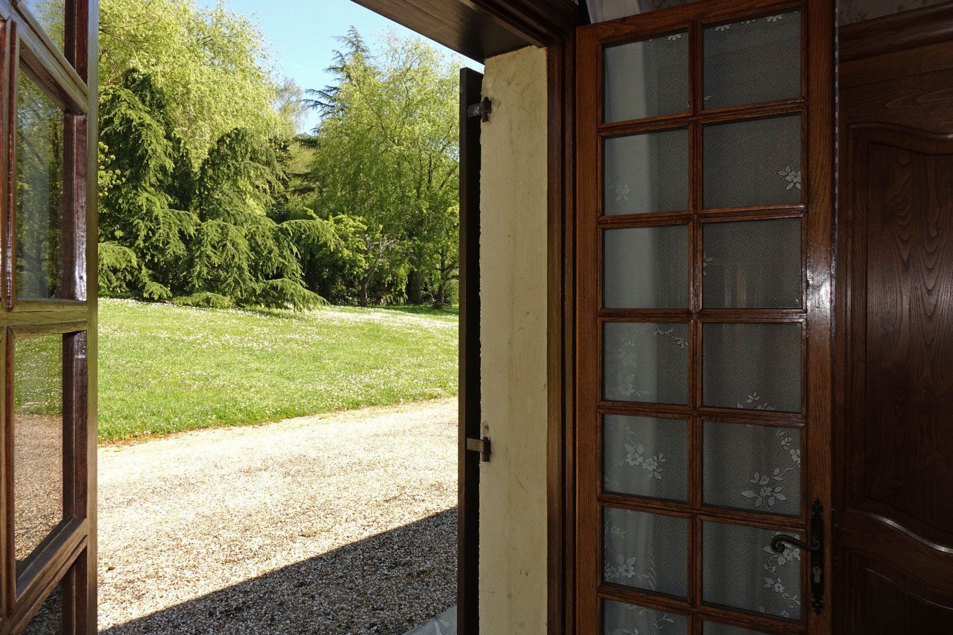 Vue extérieure depuis la chambre Romance : vue sur le parc et les arbres