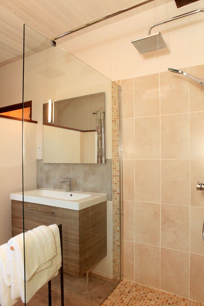 Salle de bain chambre d'hôtes Sérénité, vue de la douche et du lavabo