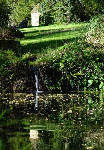 Bassin et petite maison en pierres