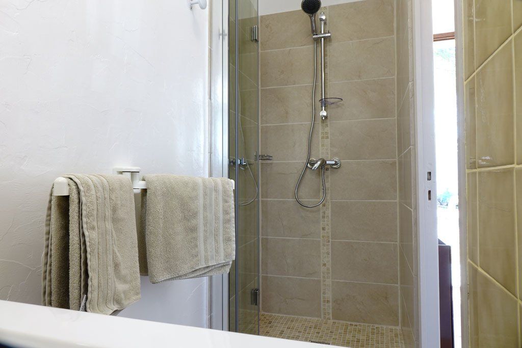 Salle de bain avec douche