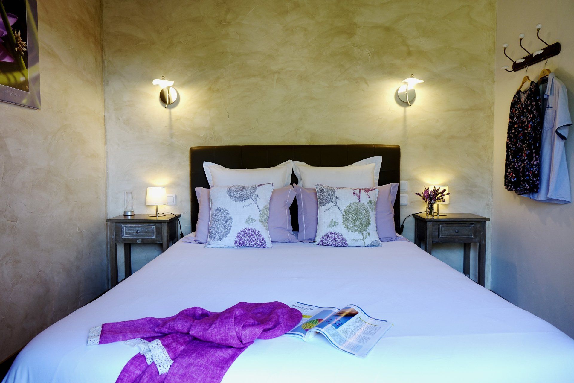 Chambre d'hôtes Sérénité lit 160x200, oreillers et tables de chevets