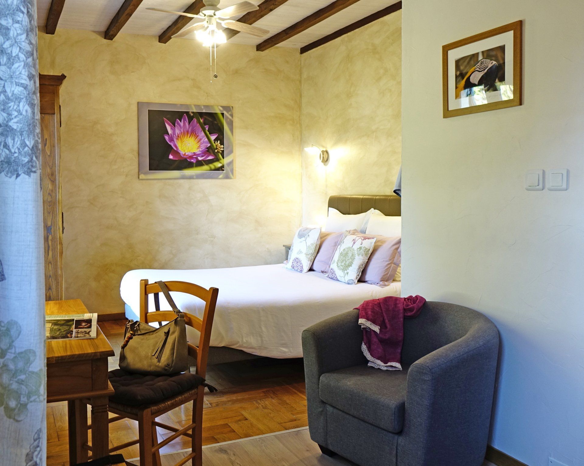 Vue de la chambre d'hôtes Sérénité avec son lit 160x200 et son petit salon