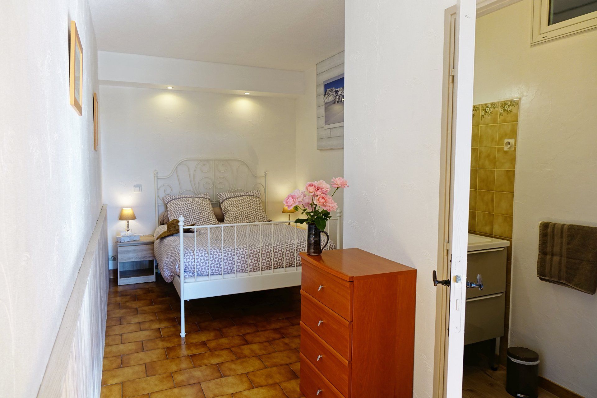 Chambre-lit-tables de chevets- lumières au plafond-lampes de chevets