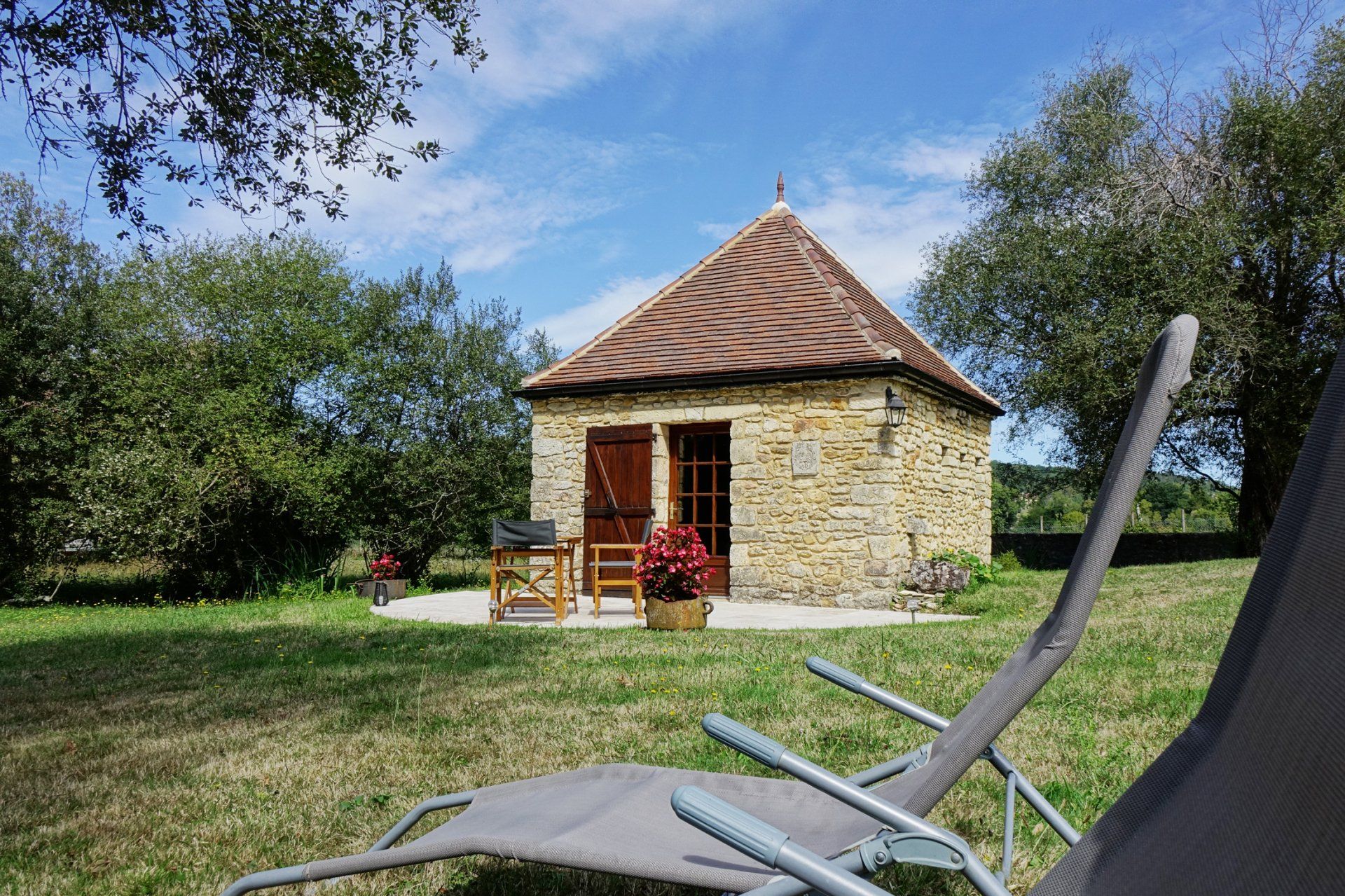 Vue de la chambre La Borie, petite maison en pierres avec terrasse et salon de jardin
