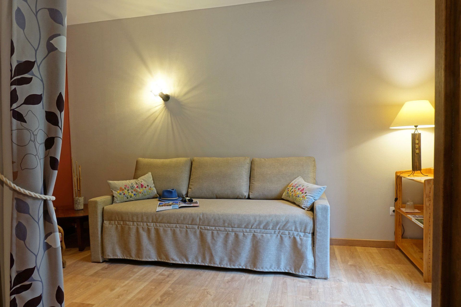 Room Mélodie - sofa-bed in the living room