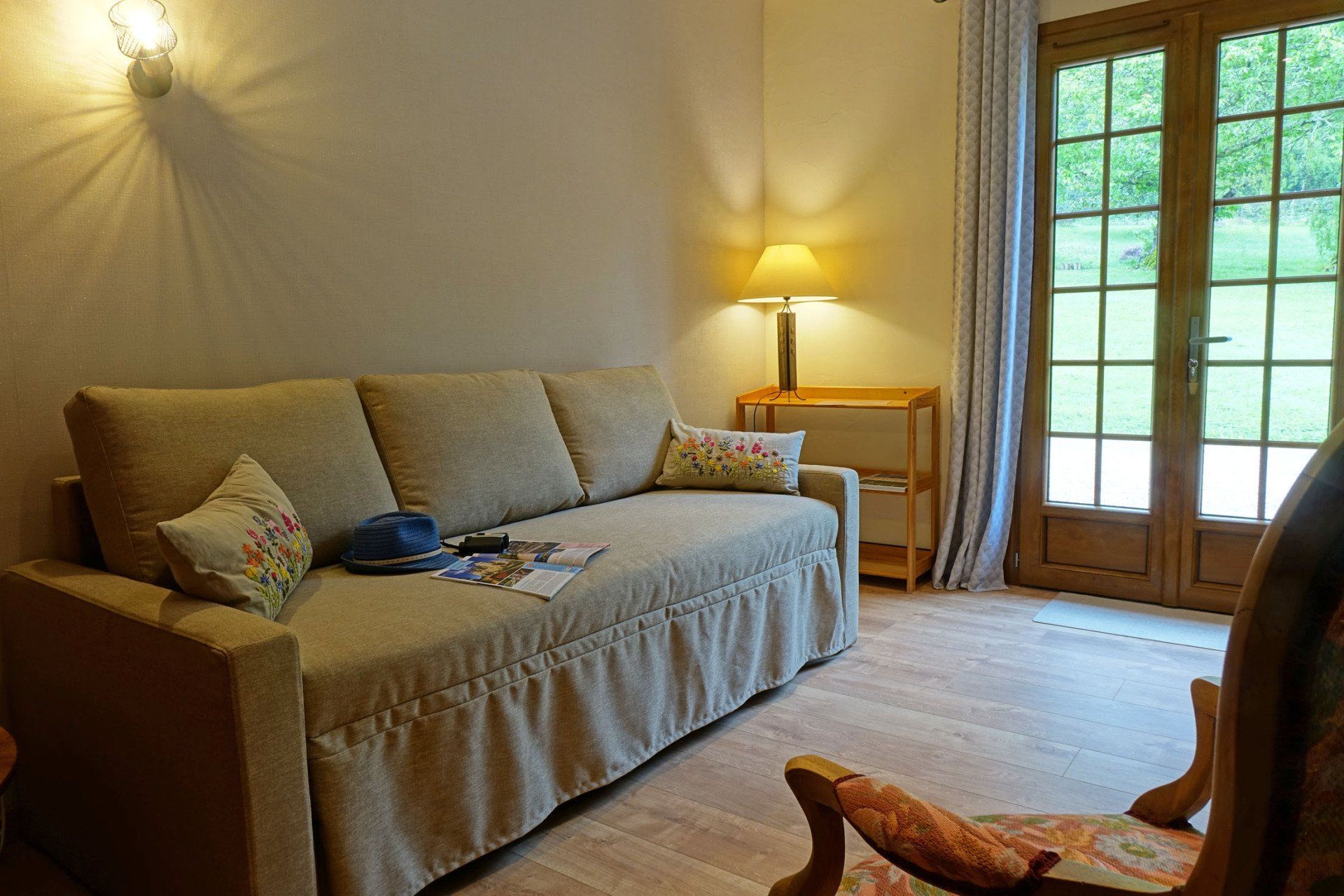 Chambre Mélodie coin salon avec canapé et vue sur le parc