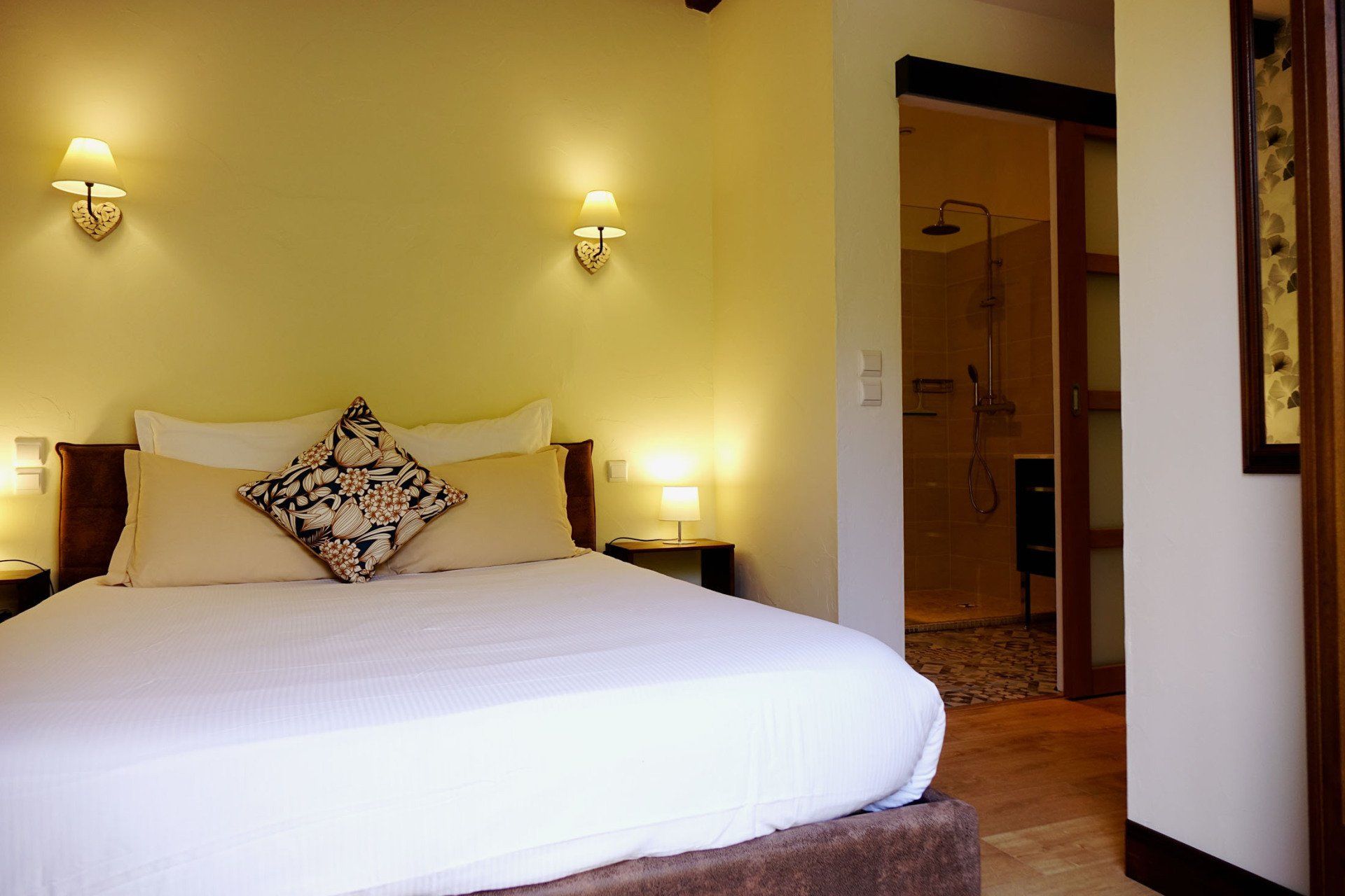 Vue intérieure chambre Mélodie - lit 160x200cm - Tables et lampes de chevets - vue sur la salle de bain