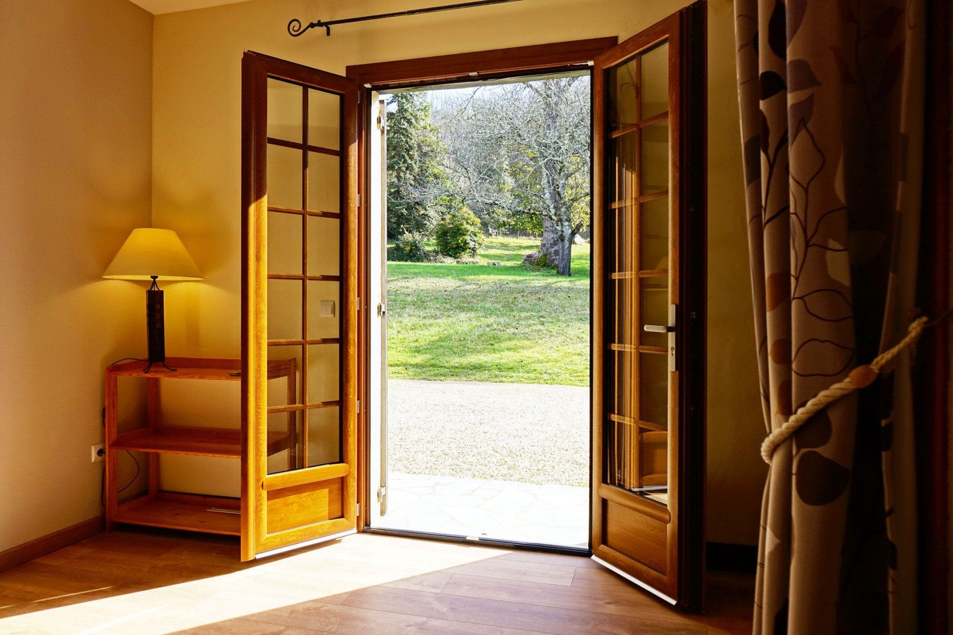 Mélodie bedroom - view from the living room to the park