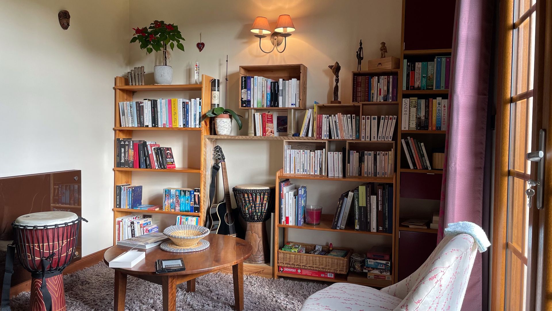 Bibliothèque avec livres et instruments de musique