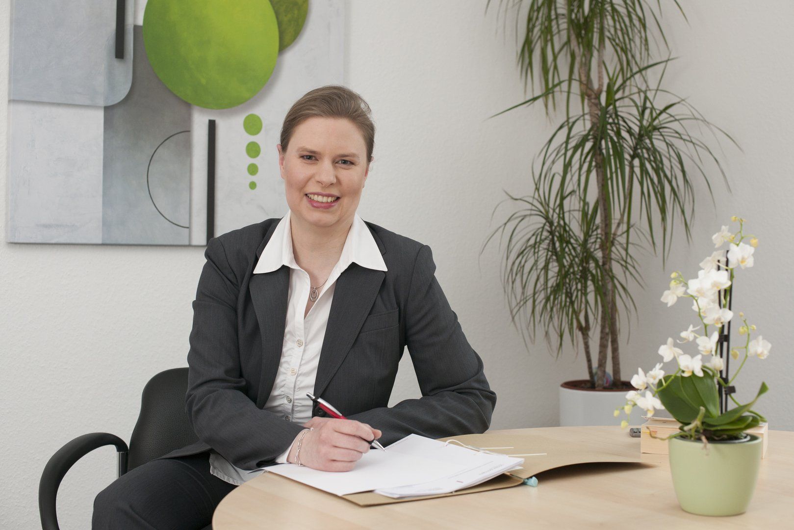 Foto der Anwältin am Tisch