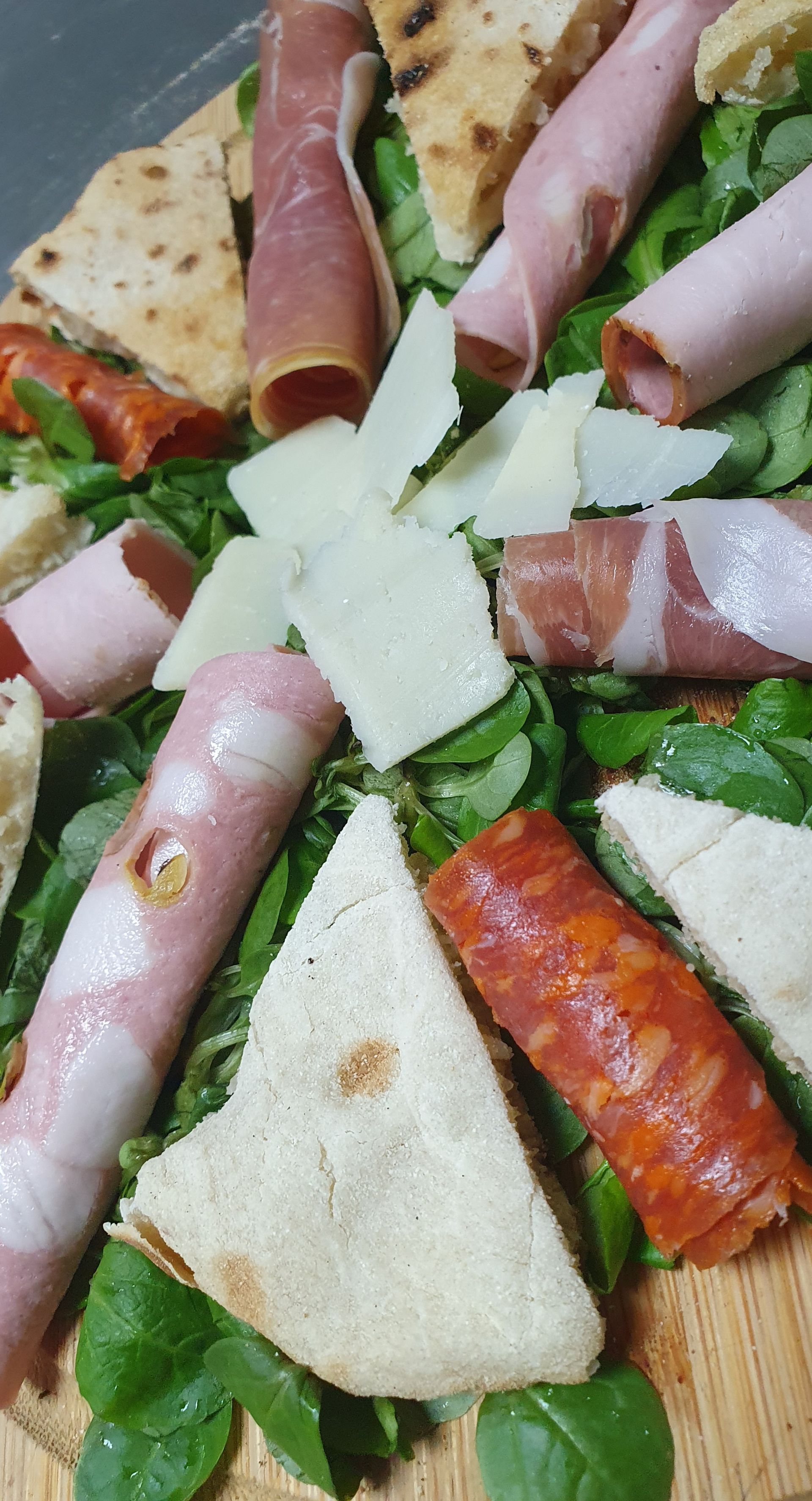 Image représentant une pizza artisanale à la mozzarelle à la Zone 154 à Saint-just-Saint-Rambert.