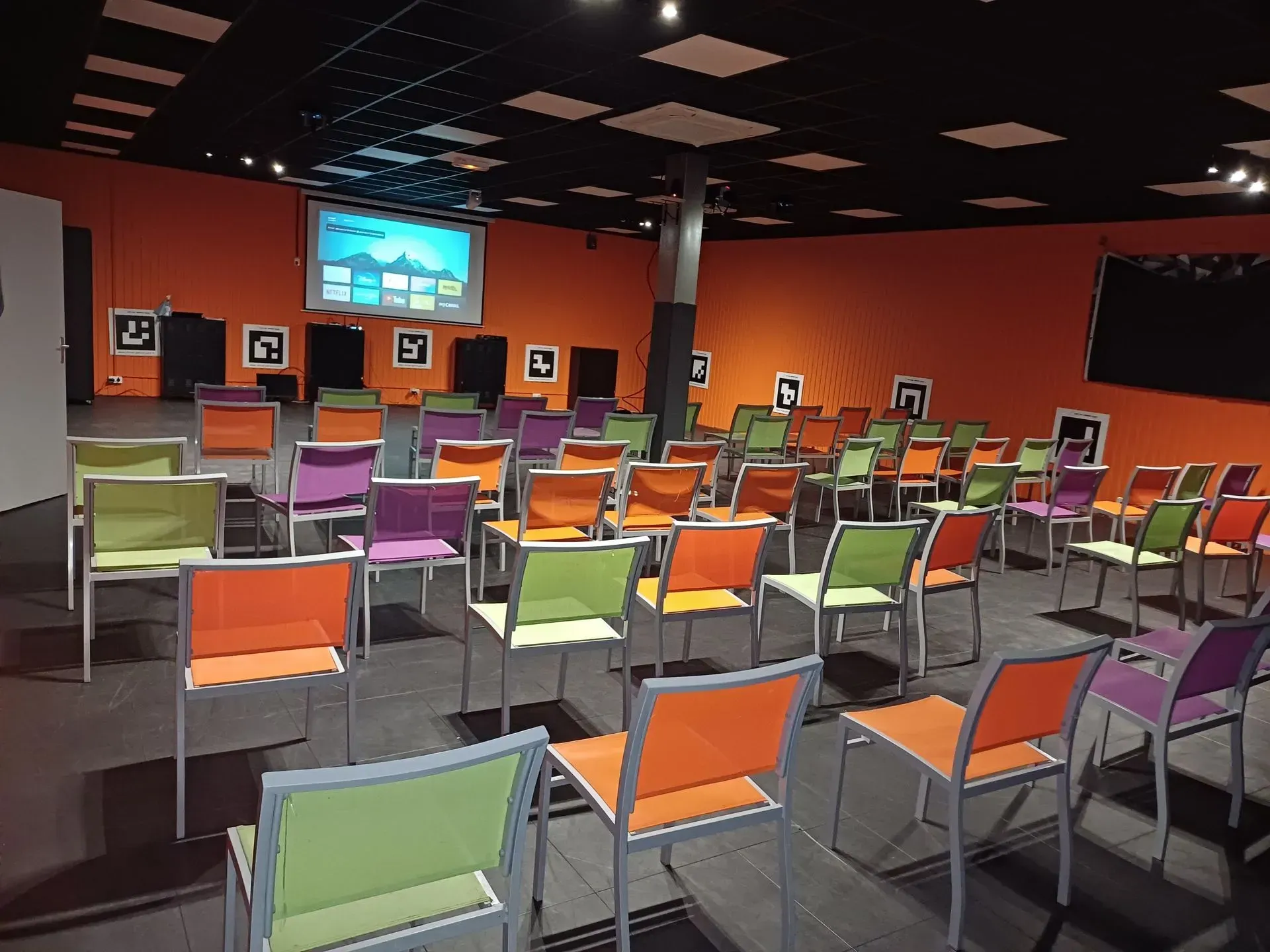 Salle de réunion pour entreprises chez Zone 154 à Saint-Just-Saint-Rambert à proximité de Saint-Etienne