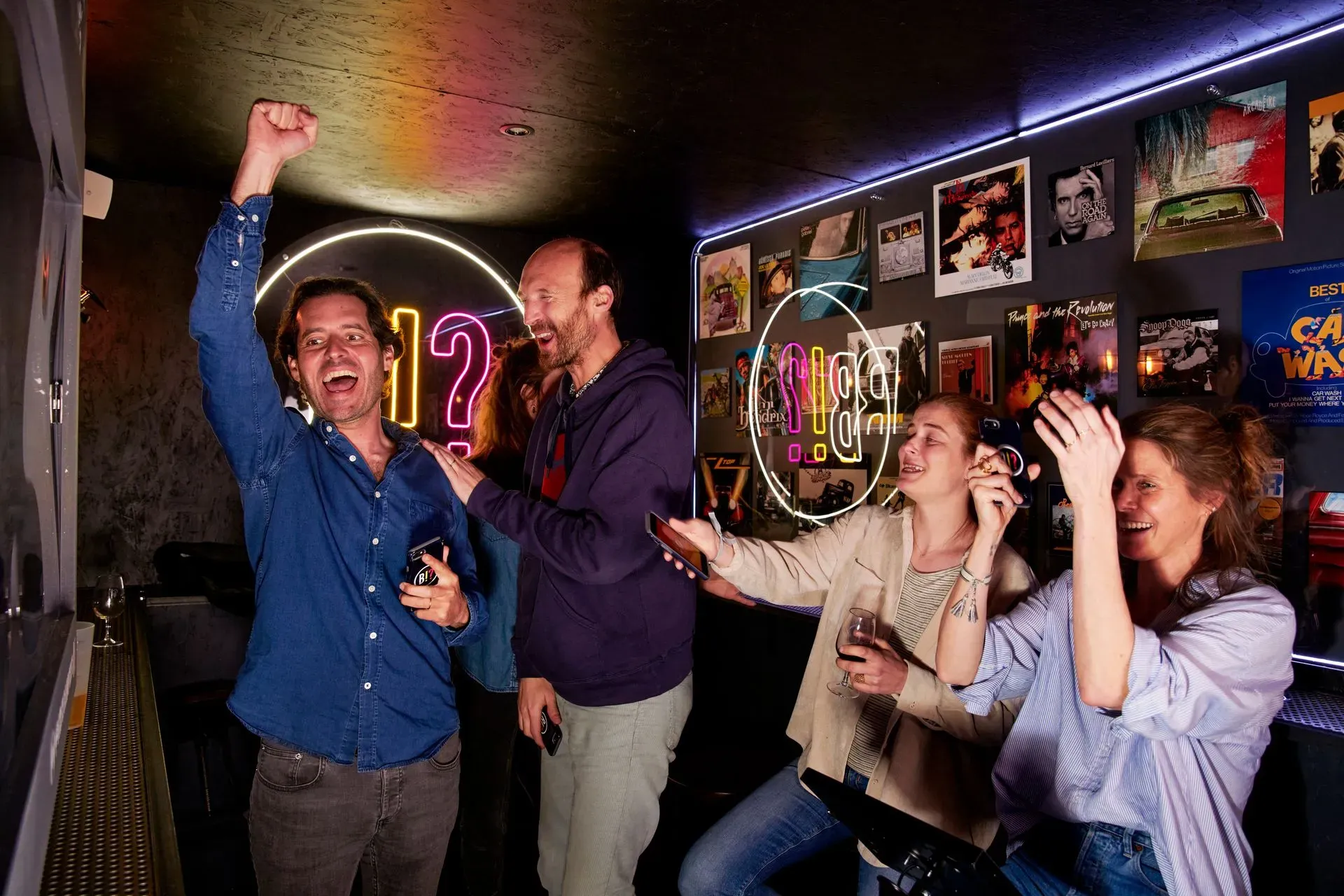 Mains se rassemblant pour une activité de team building chez Zone 154 à Saint-Just-Saint-Rambert.