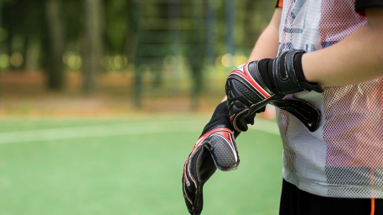 5 Insanely Durable Goalkeeper Gloves Turf Players Actually Trust