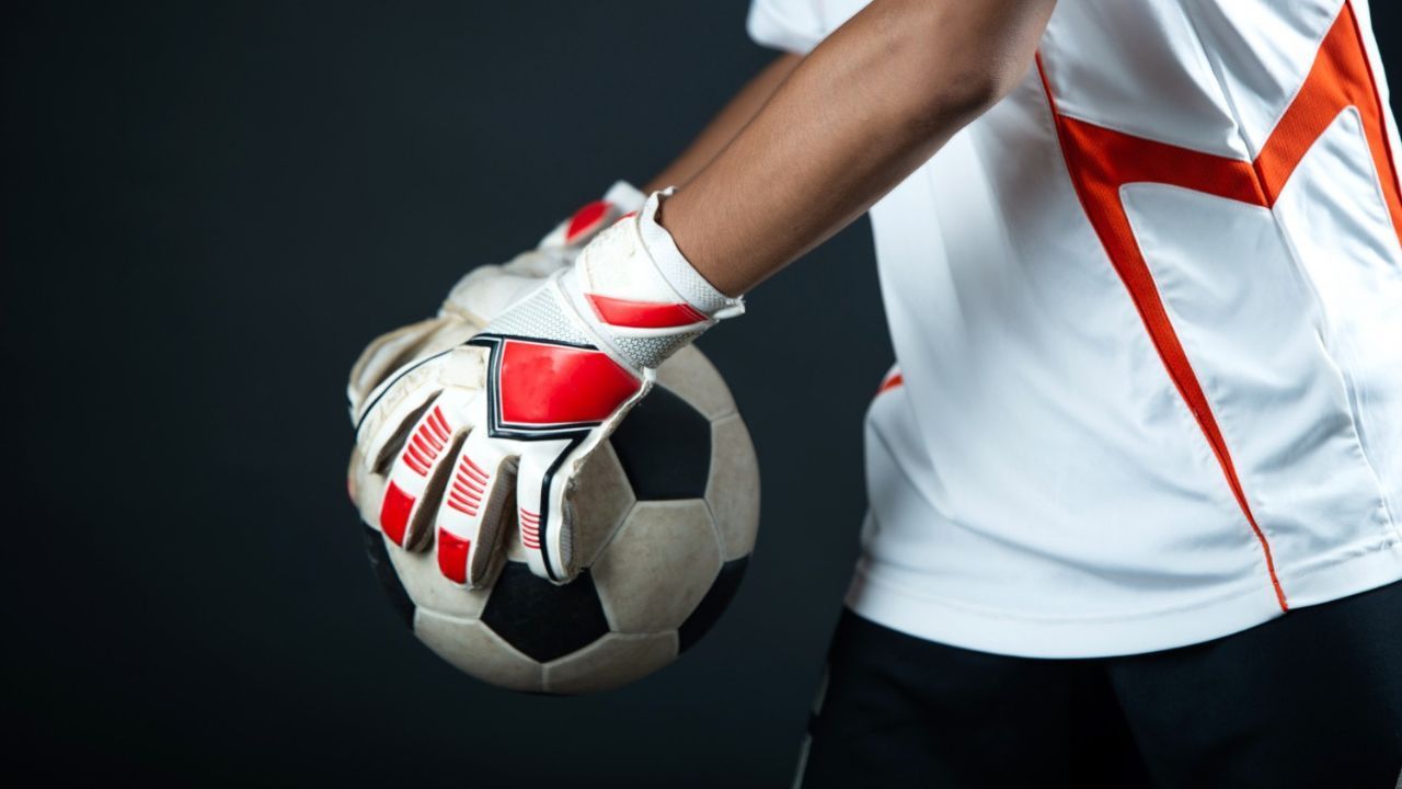 finger-save-vs-non-finger-save-gloves