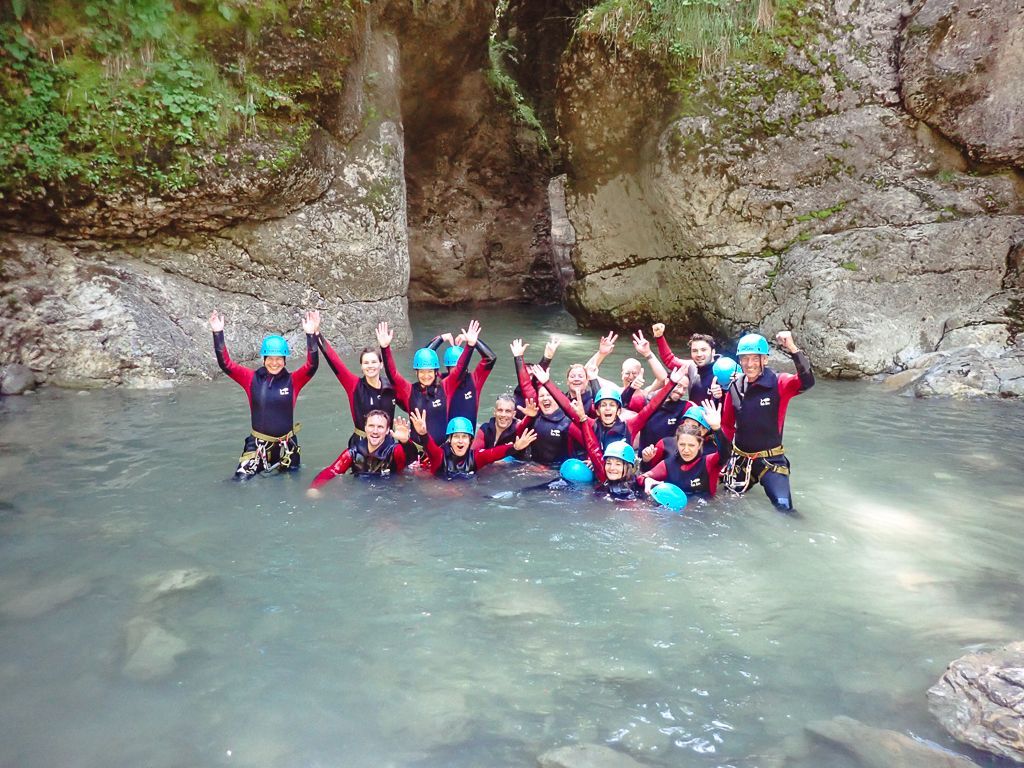 Eine Gruppe eines Unternehmens beim Canyoning