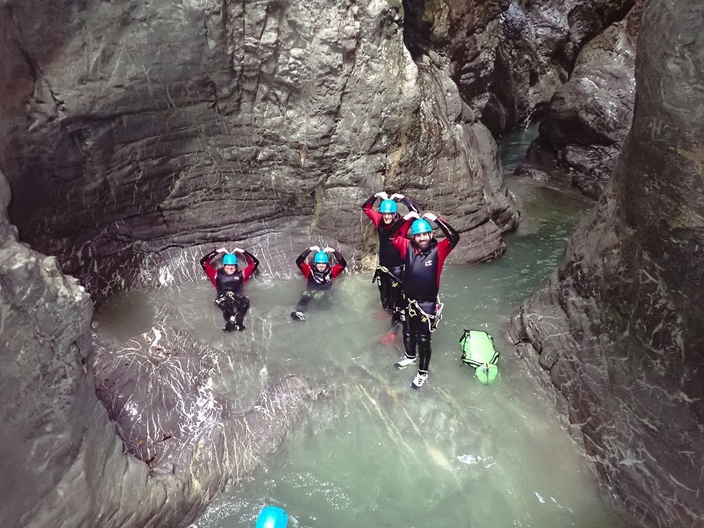 Teilnehmer einer Firma beim Canyoning Motivationstraining im Allgaeu