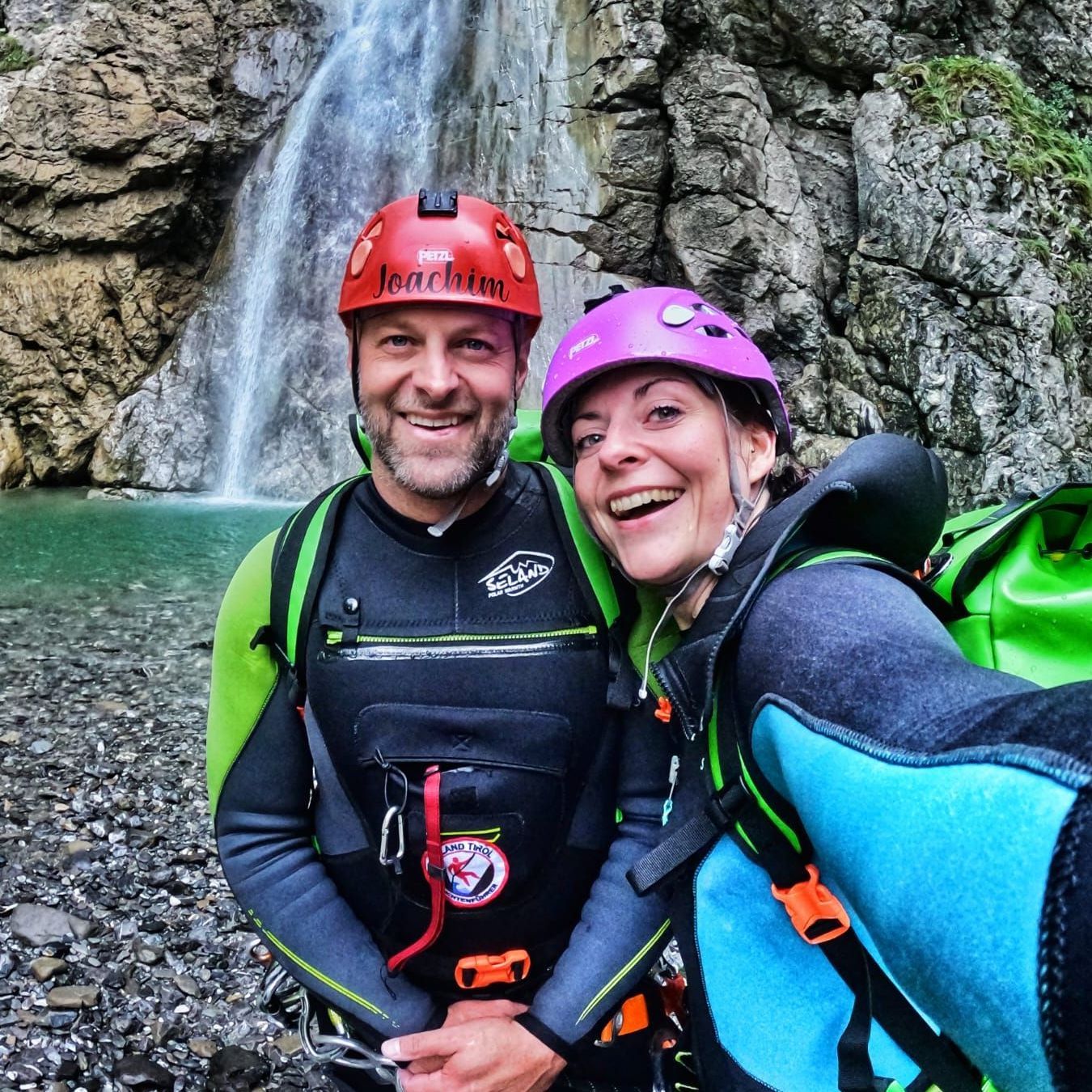 Das Unternehmerpaar Julia und Joachim Riegger vor dem Abschlusswasserfall der Rudach in Vorarlberg