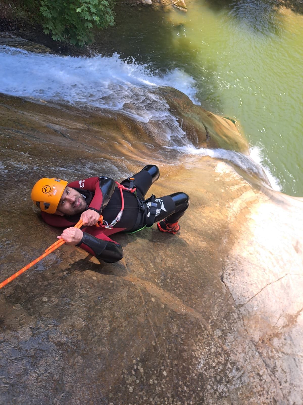Teilnehmer beim gesicherten Abseilen an einem Wasserfall beim Canyoning im Allgäu