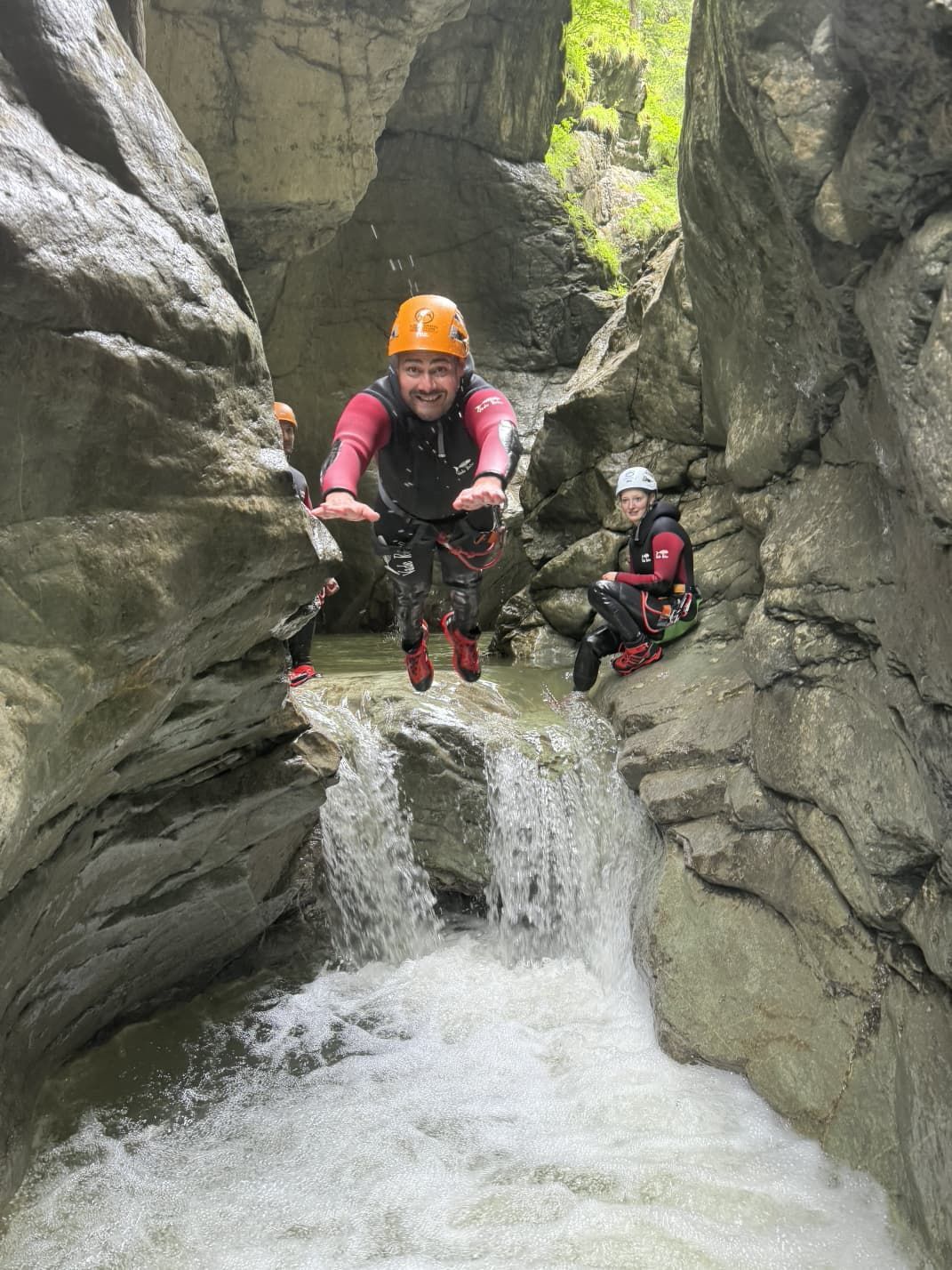 Teilnehmer beim Canyoning im Allgäu springen eine optionale Stufe in der Starzlachklamm
