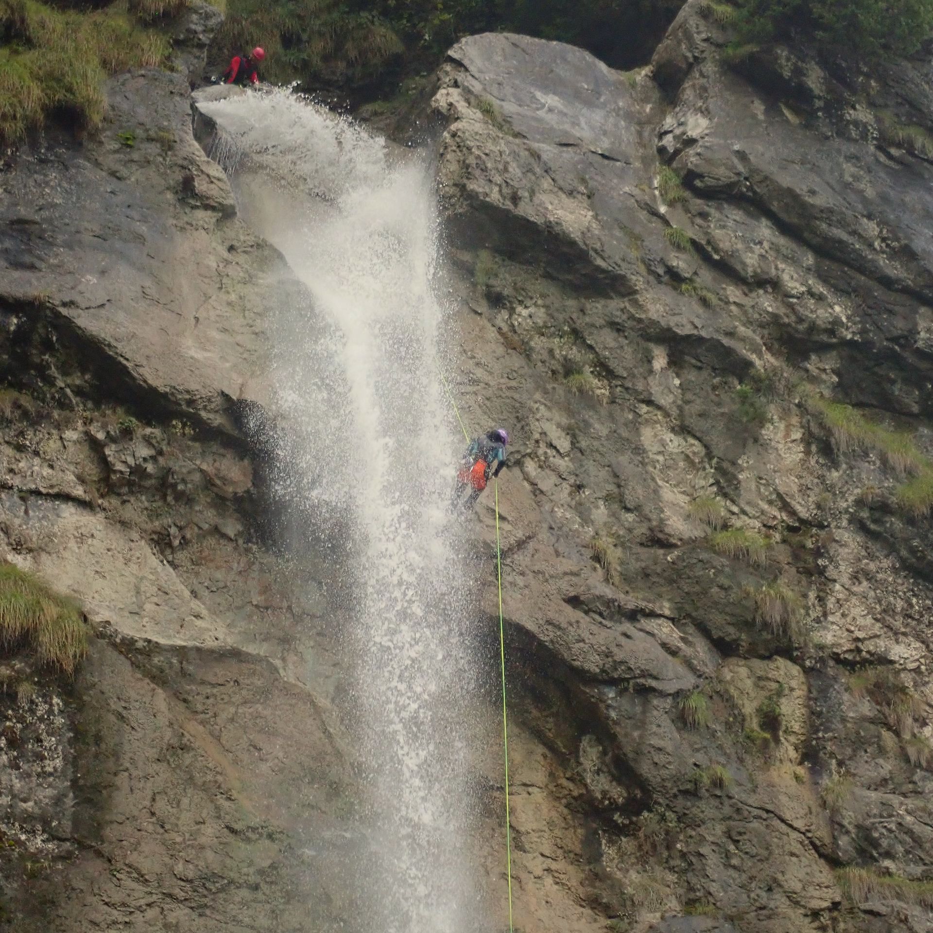 Ein Canyoning-Gast in Vorarlberg seilt sich 50 Meter über eine Felswand der Jungles-End-Tour ab