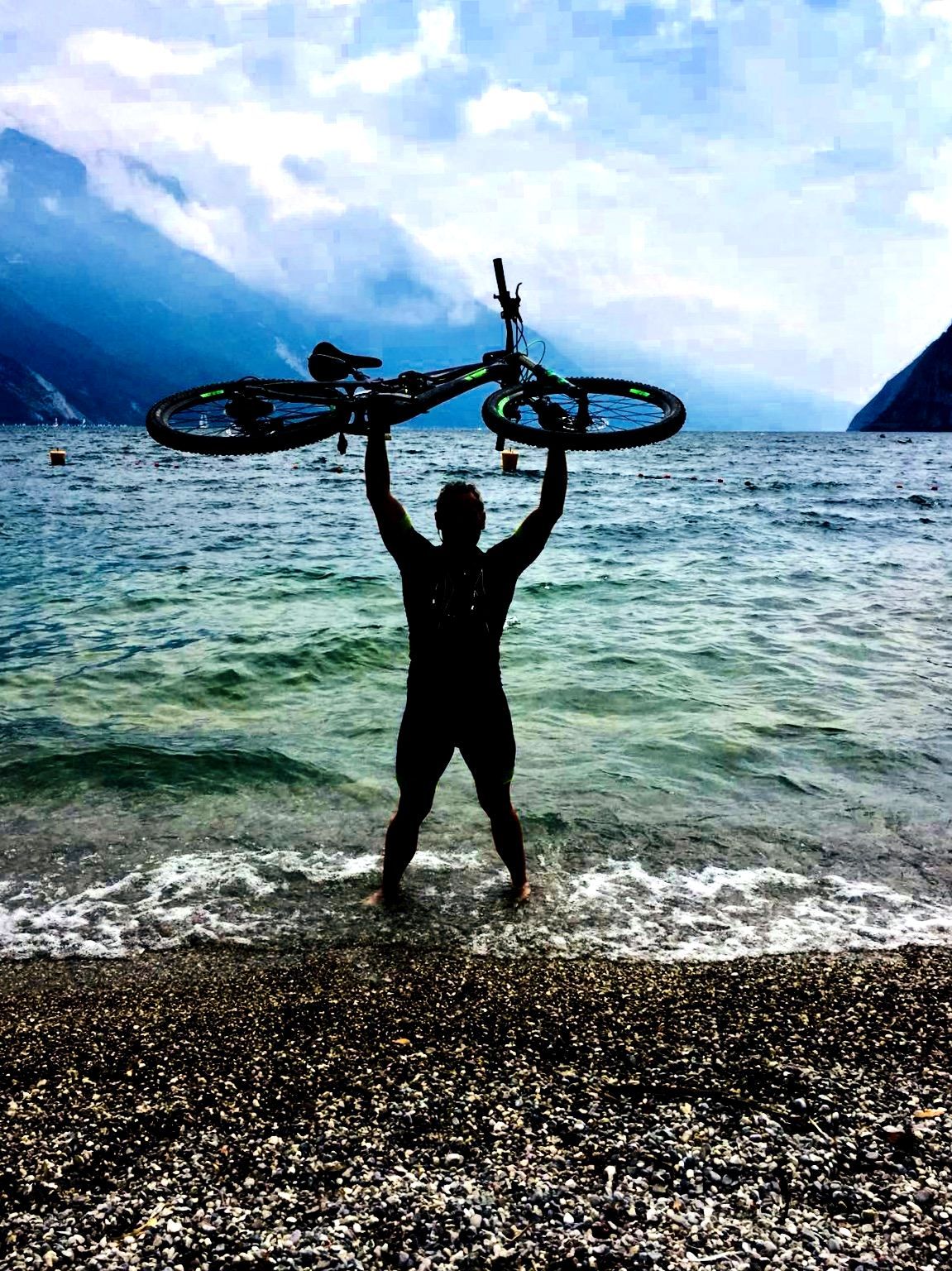 „Manchmal stemmt man ein Mountainbike in die Höhe –
manchmal einfach nur ein Zertifikat