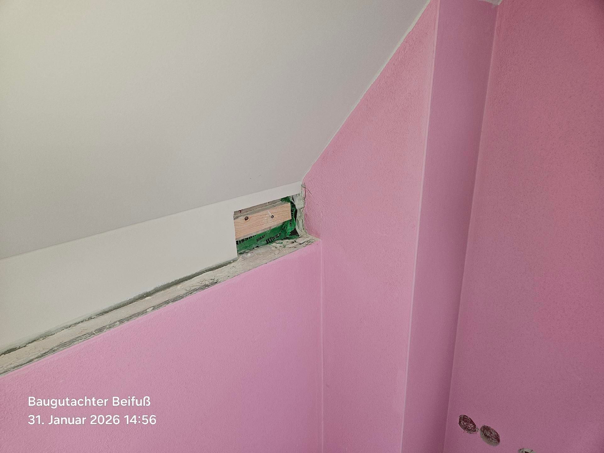 Feststellung einer mangelhaften Dampfbreme im Dachgeschoß bei einer Baubegleitung in München.