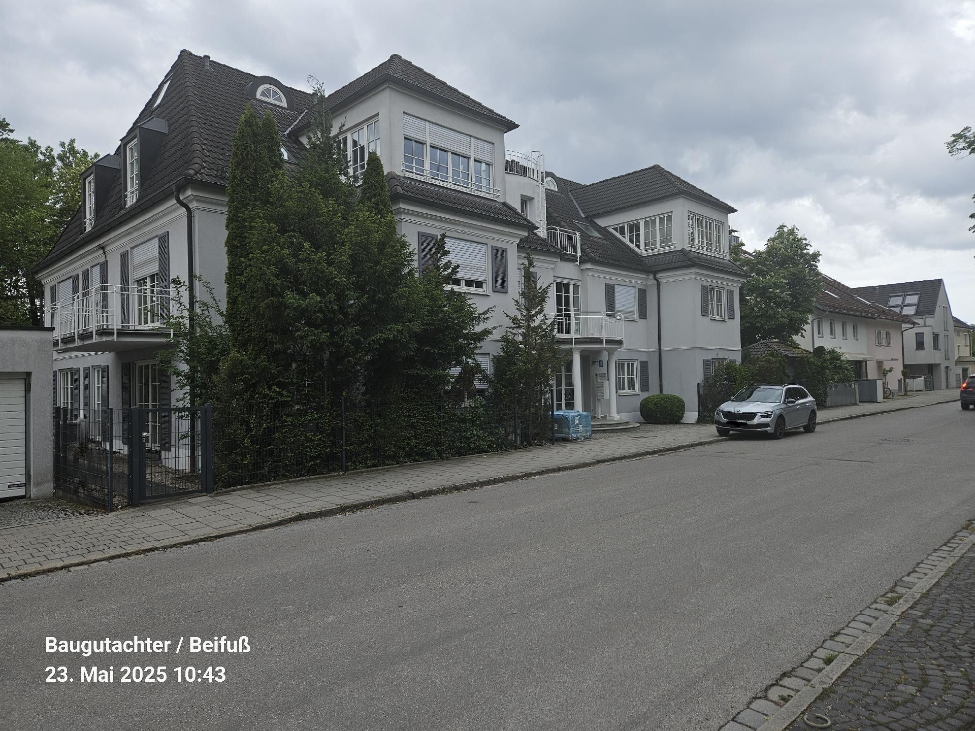 Bausachverständiger und Bauexperte bei der Beratung beim Immobilienkauf eines Mehrfamilienhauses in München.