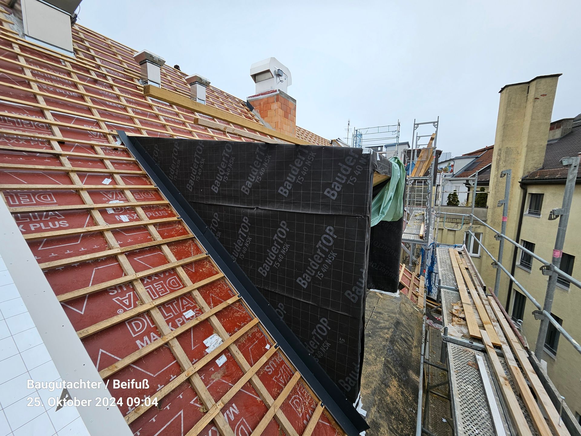 Baubegleitung, baubegleitende Qualitätskontrolle, Bauüberwachung in Regen.