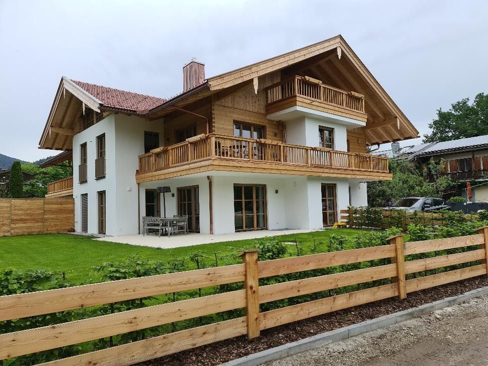 Bausachverständiger und Baugutacher bei der Bauabnahme eines Mehrfamilienhauses in München.