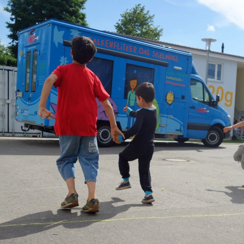 2 Kinder vor unserem blauen Spielmobil