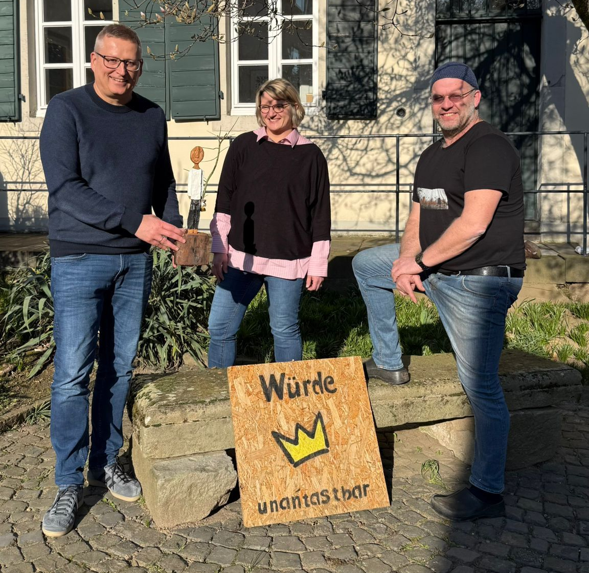 Ein König aus Holz, eine goldene Krone und eine klare Botschaft: Im neuen Hospiz St. Vinzenz Pallott