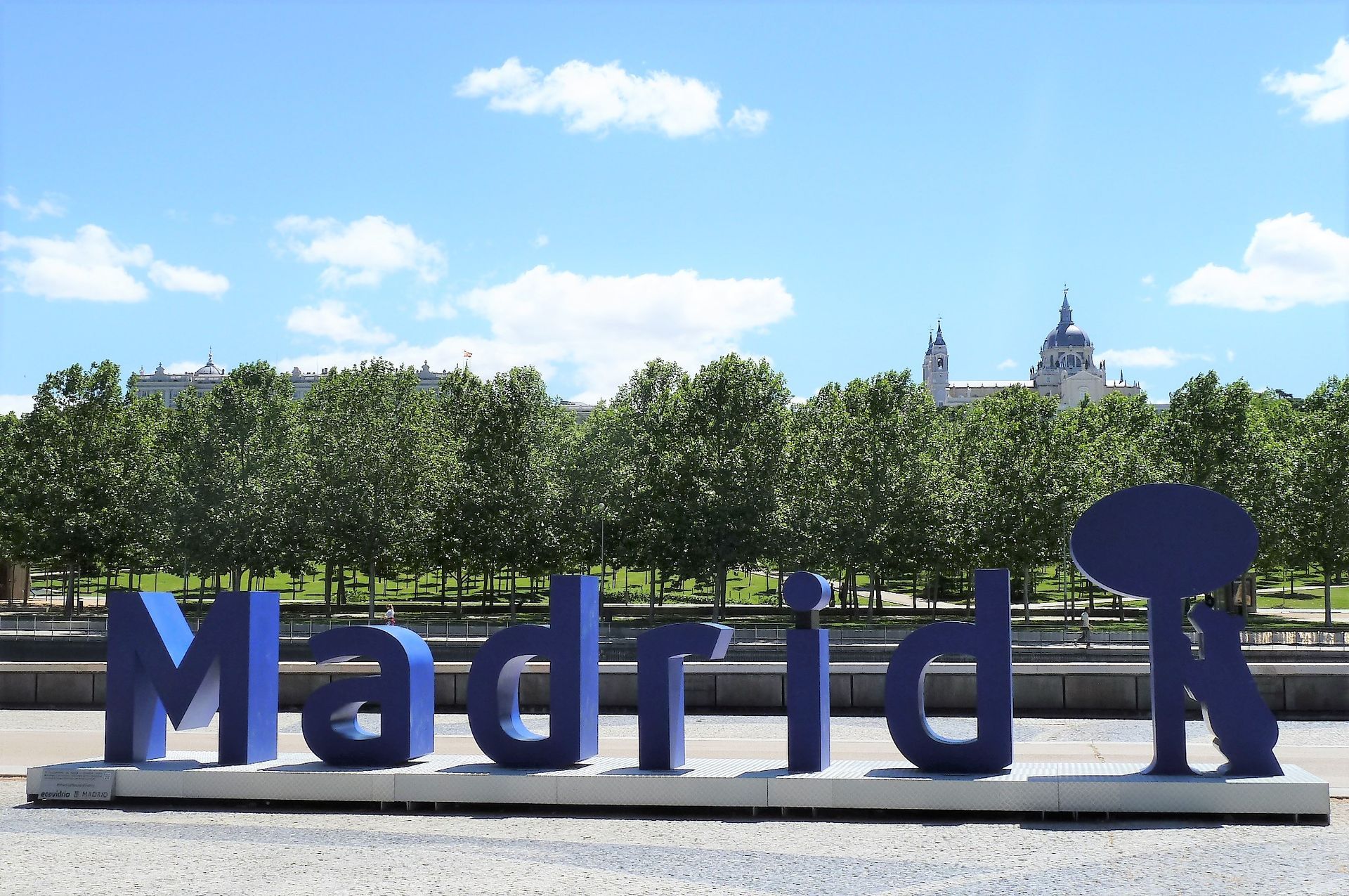 Palacio Real y Catedral de Madrid vistos desde el rio Manzanares. Es un sitio muy bueno para hacer fotos de recuerdo de tu visita