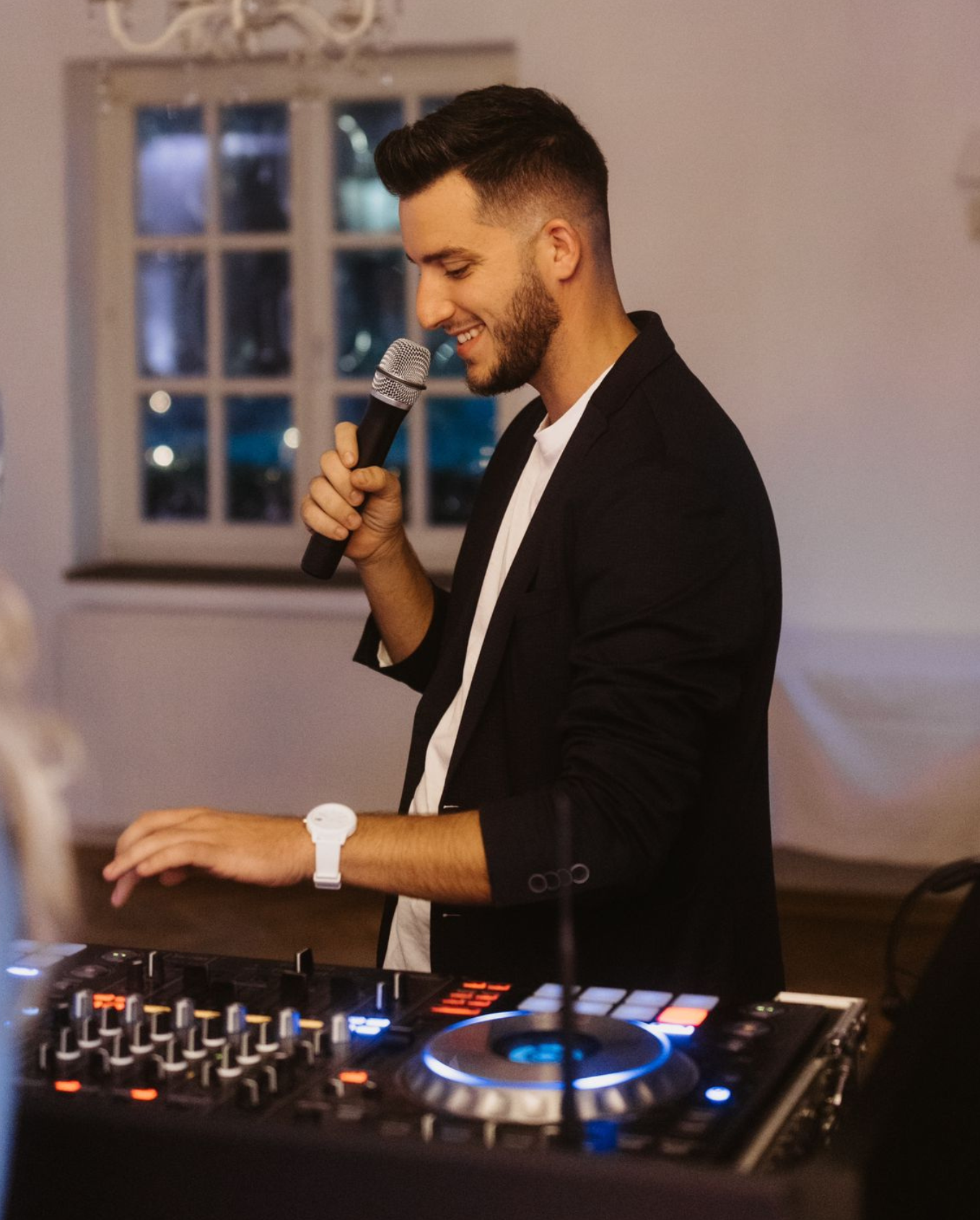 Hochzeits DJ mit Mikrofon auf Landgut Stüttem in Wipperfürth 