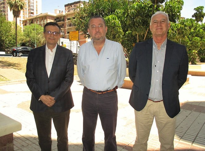 De izquierda a derecha, Francisco J. Guillén, de Block Tac; Francisco Martínez y Miguel Ángel Gutiérrez de ASPLAN.