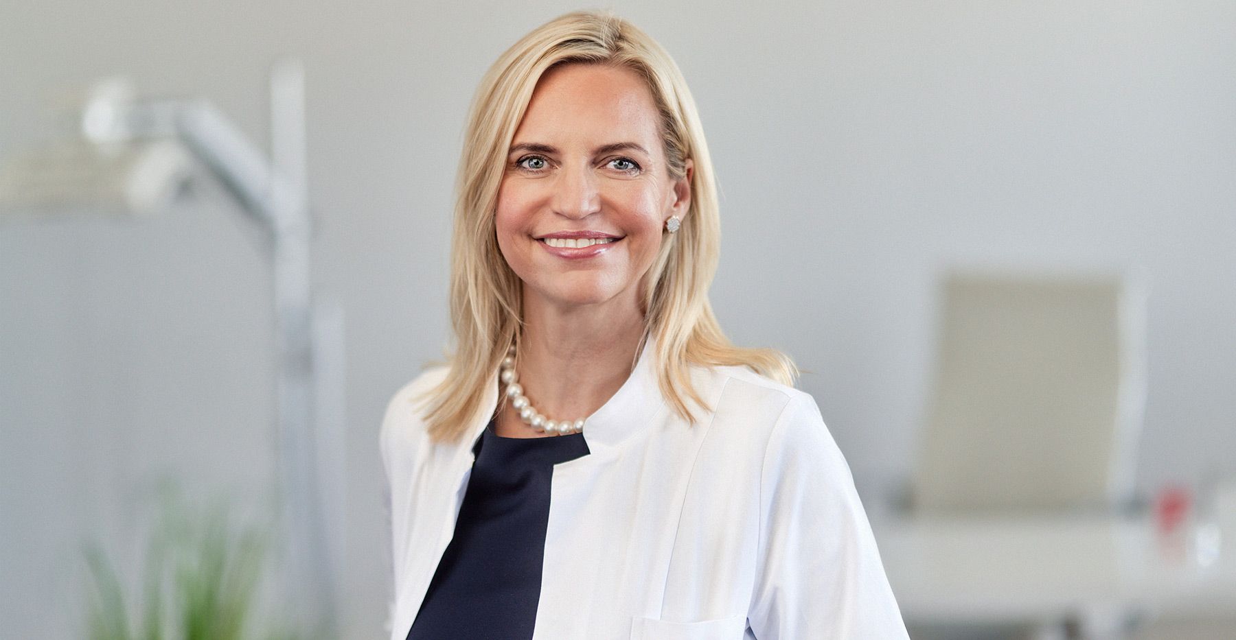 Dr. med. Andrea Schulz
Fachärztin für Haut- und Geschlechtskrankheiten
& Fachärztin für Plastische und Ästhetische Chirurgie