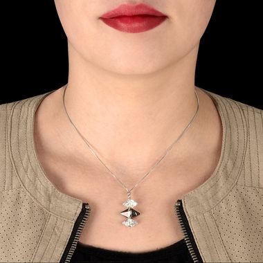 Photo de bijou porté sur mannequin Photo de bijou porté sur mannequin