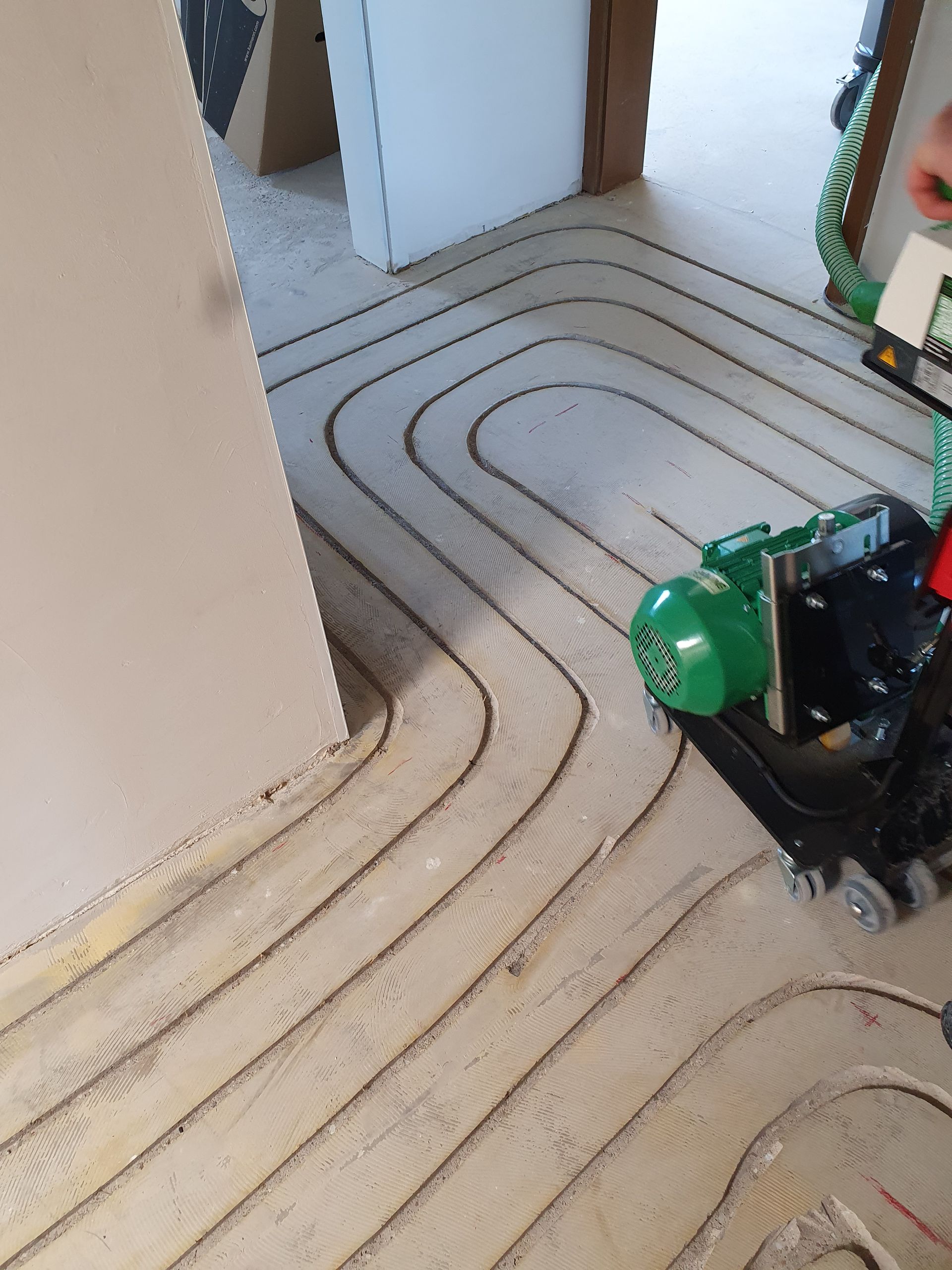 Nachträglich Fußbodenheizung einfräsen 7