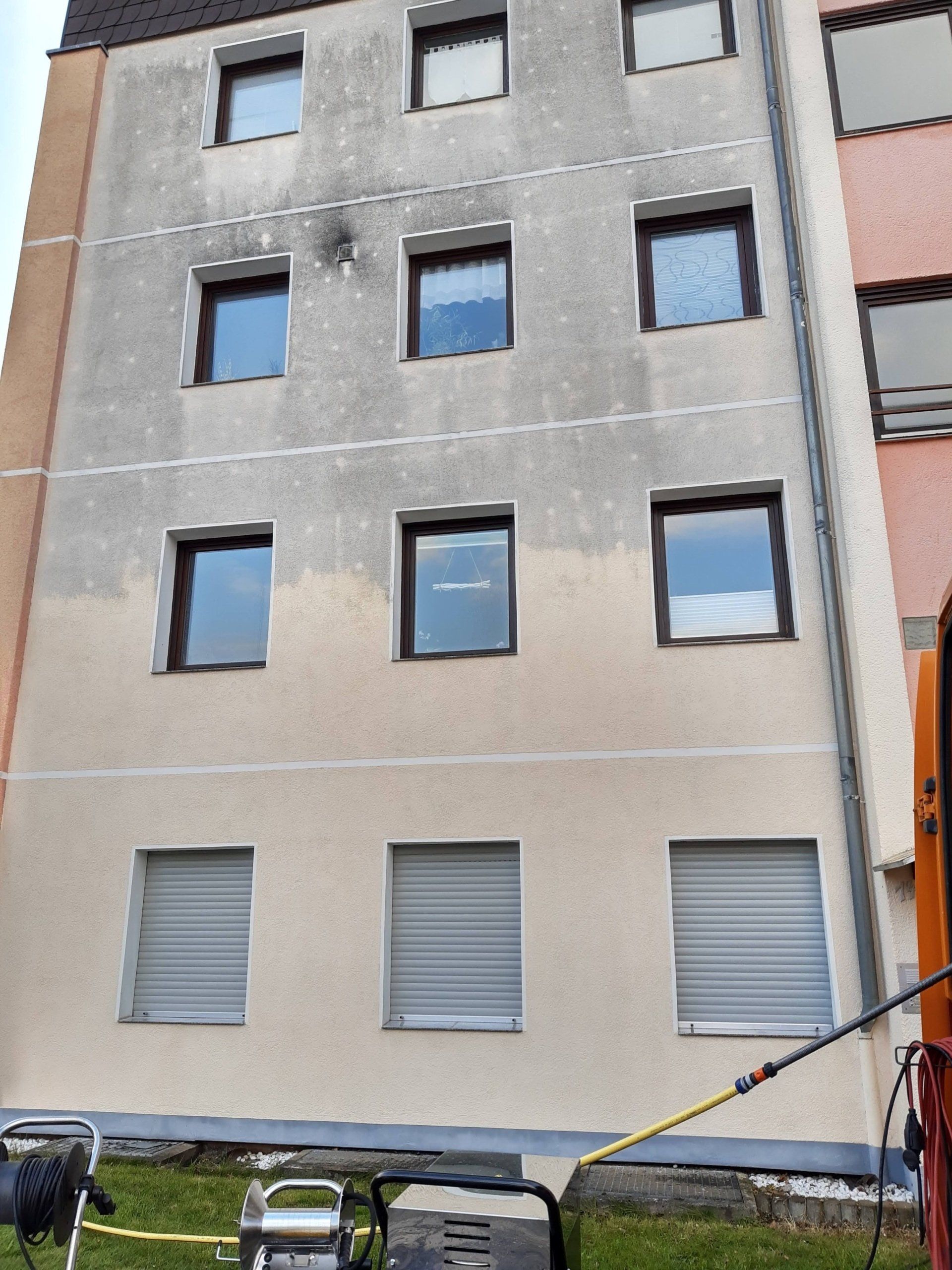 Fassdenreinigung bergisch gladbach - hohe hausfassade ohne gerüst reinigen