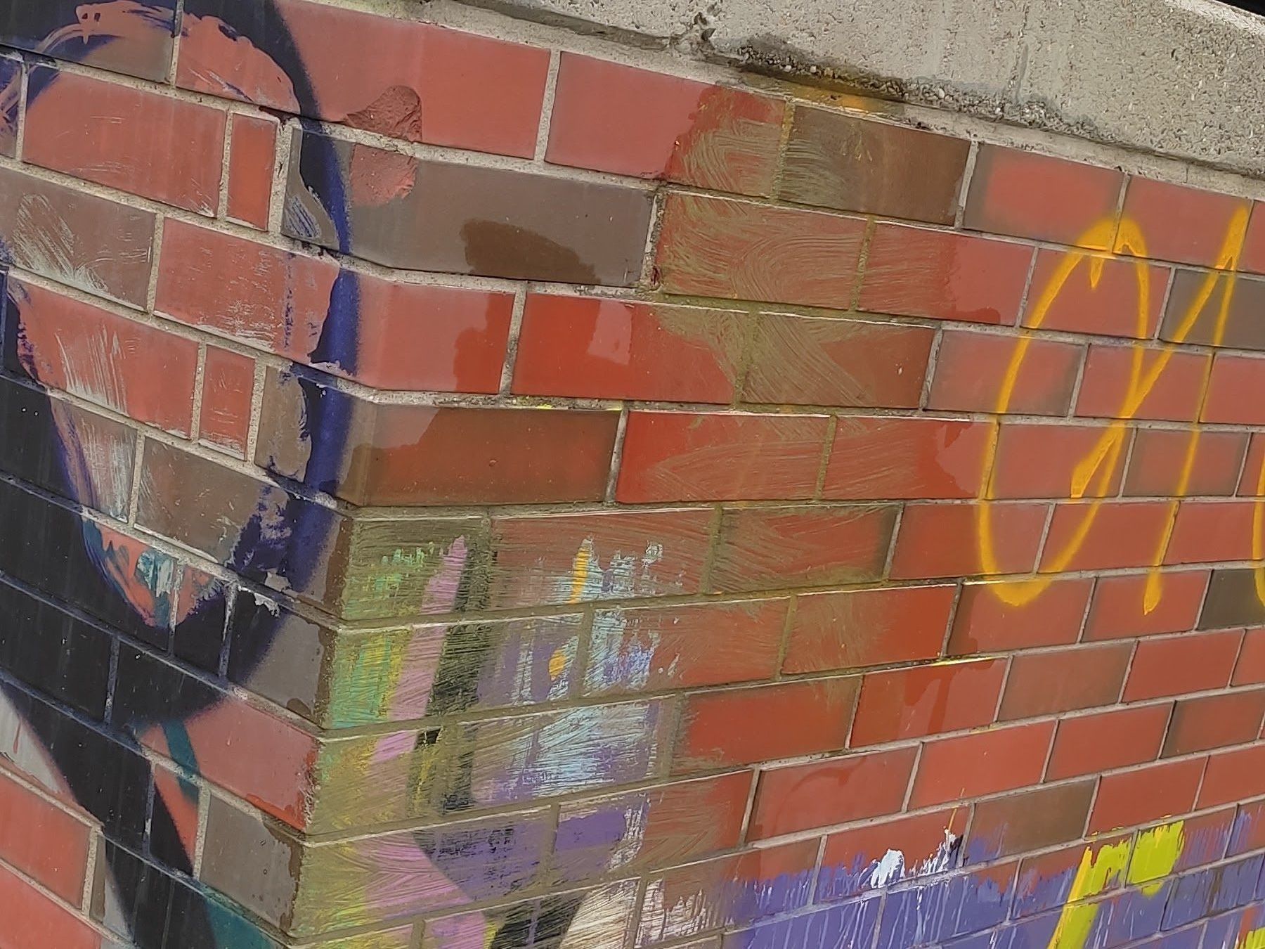 Dank Graffiti-Schutz lässt sich die Farbe im Handumdrehen abwischen.