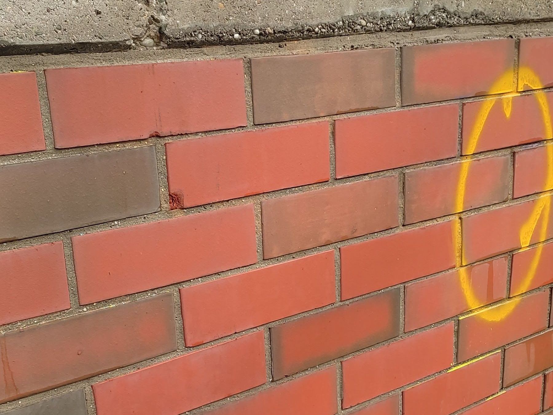 Ein professioneller Graffiti-Schutz sorgt dafür, dass sich Schmierereien auf der Fassade leichter entfernen lassen.