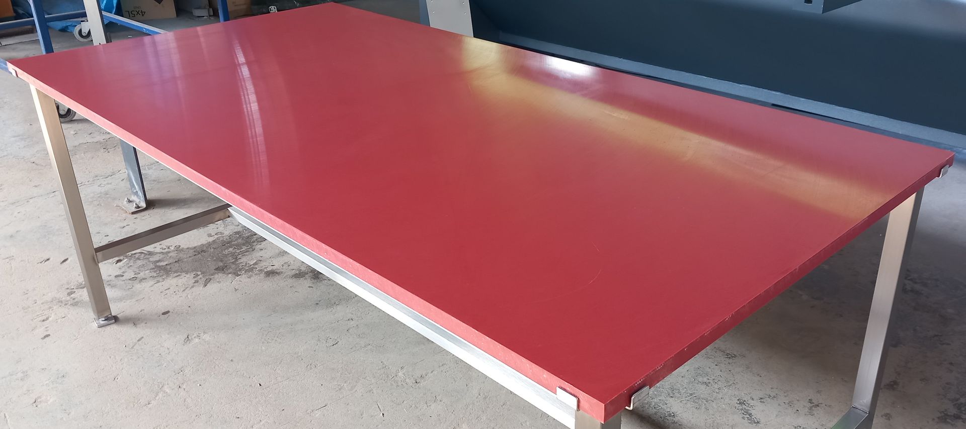 PE 500 polyethylene plastic board in burgundy PE 500 polyethylene plastic board in burgundy