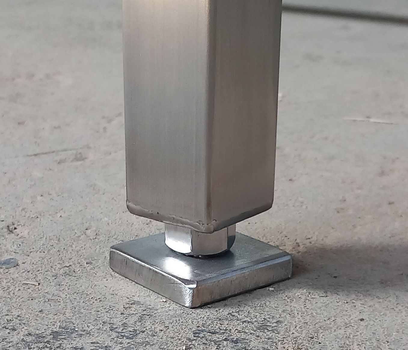 Stainless steel cutting tables with adjustable feet Stainless steel cutting tables with adjustable feet
