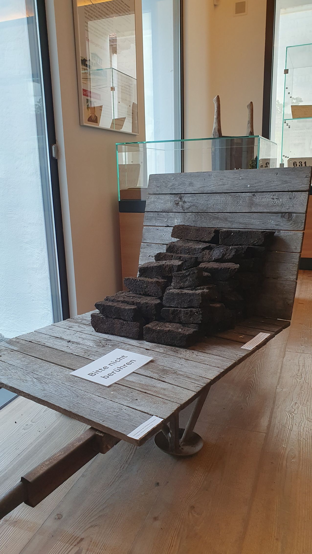 Ein Torfschubkarren, auf dem viele Torfsoden gestapelt sind
