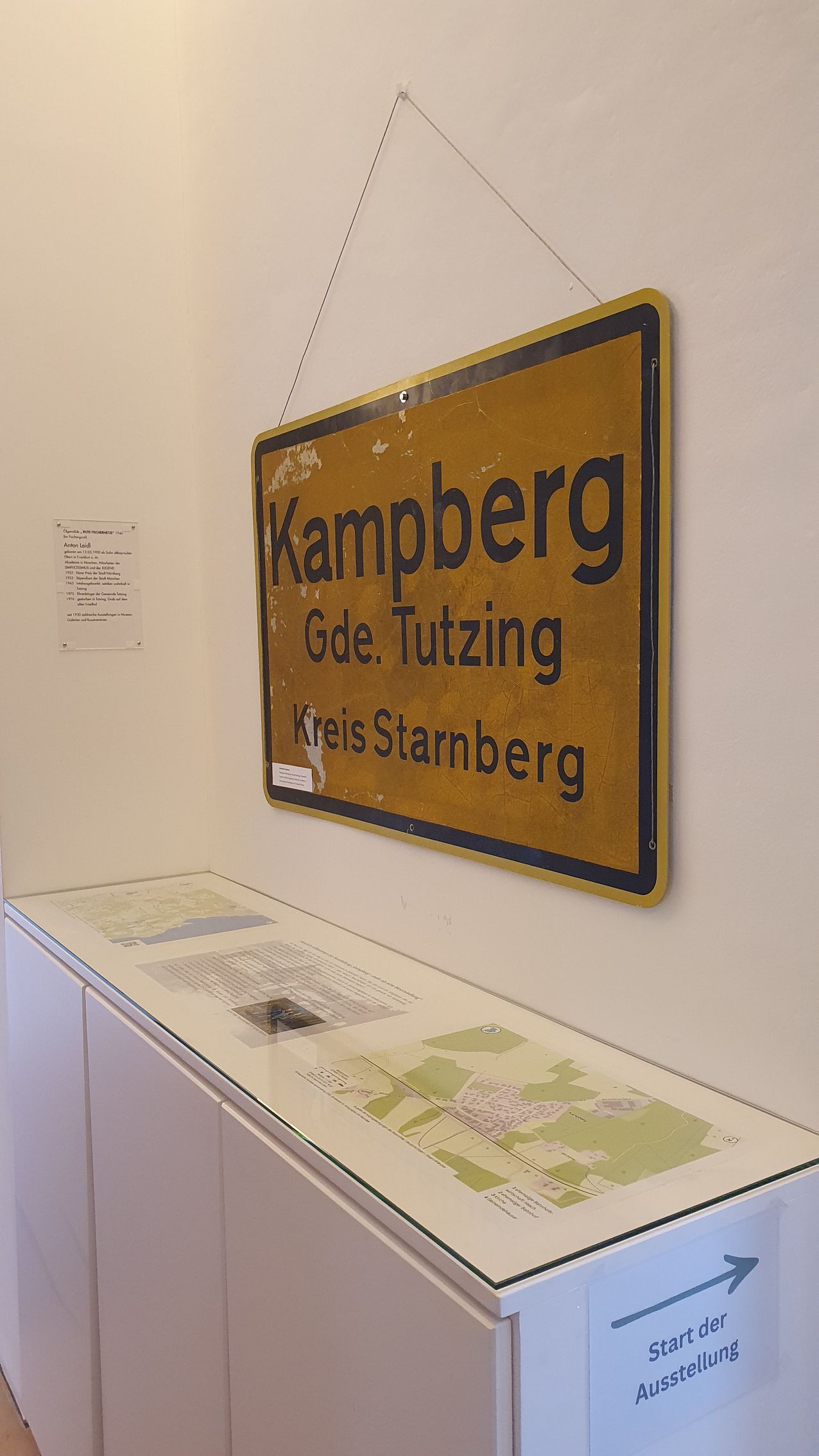 Ein Ortsschild von Kampberg im Vorraum des Museums