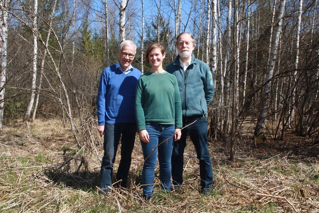 Martin Held, Sonja Bonneß und Günter Schorn vor Moorbirken in Kampberg