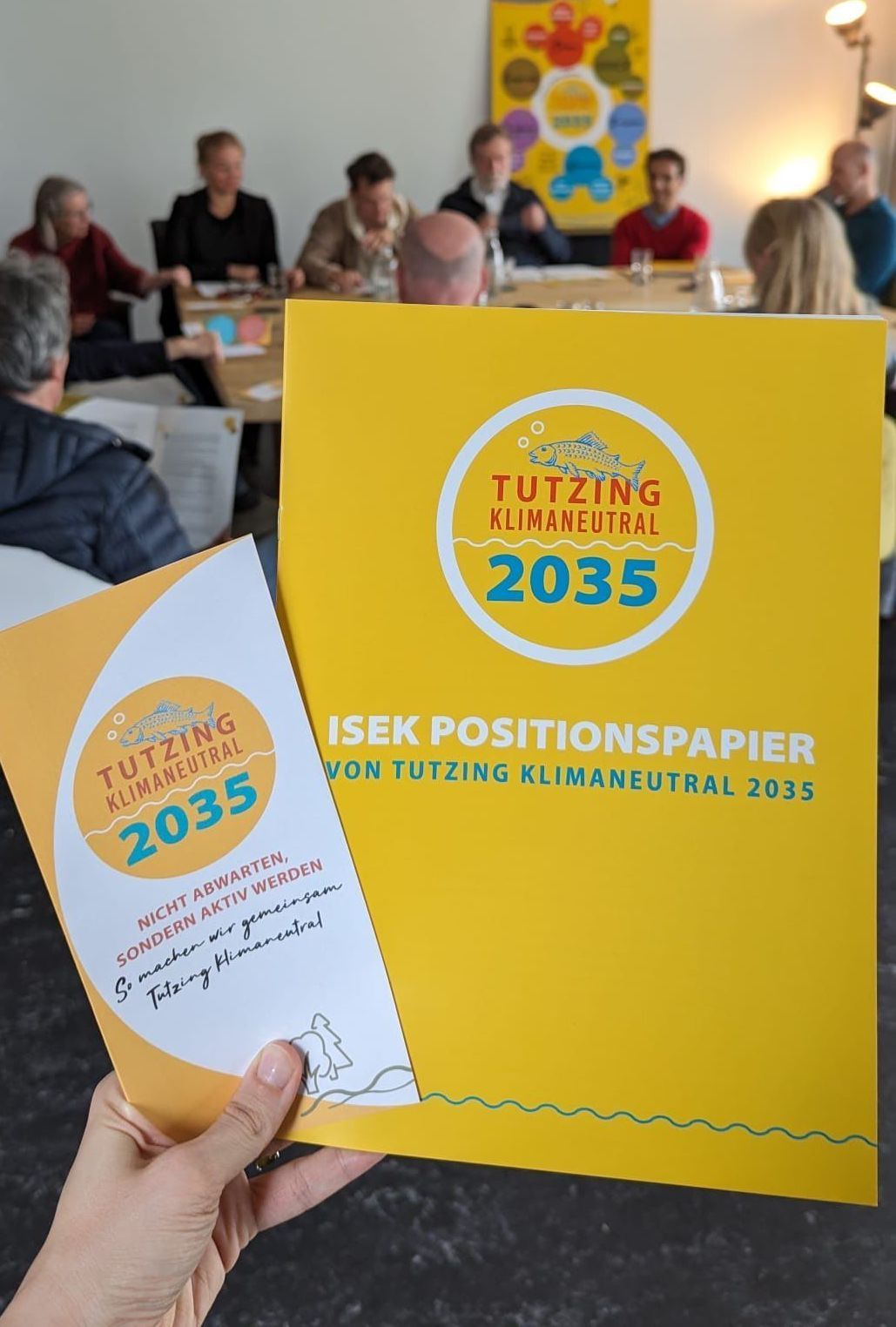 Das gedruckte ISEK-Positionspapier und ein Flyer der Initiative Tutzing Klimaneutral 2035