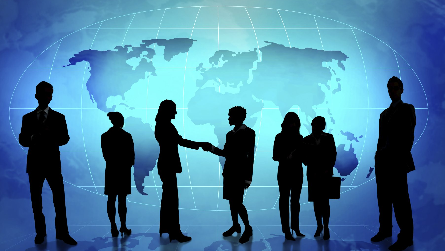Geschäftsleute vor einem Globus