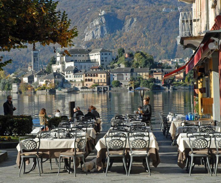 La ville Orta au lac d'Orta en Italie